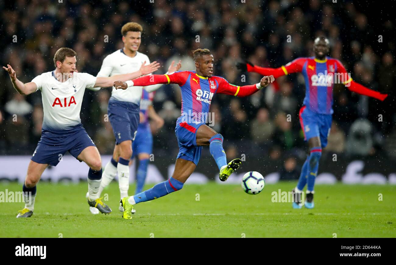 Wilfried Zaha (centre) du Crystal Palace en action Banque D'Images