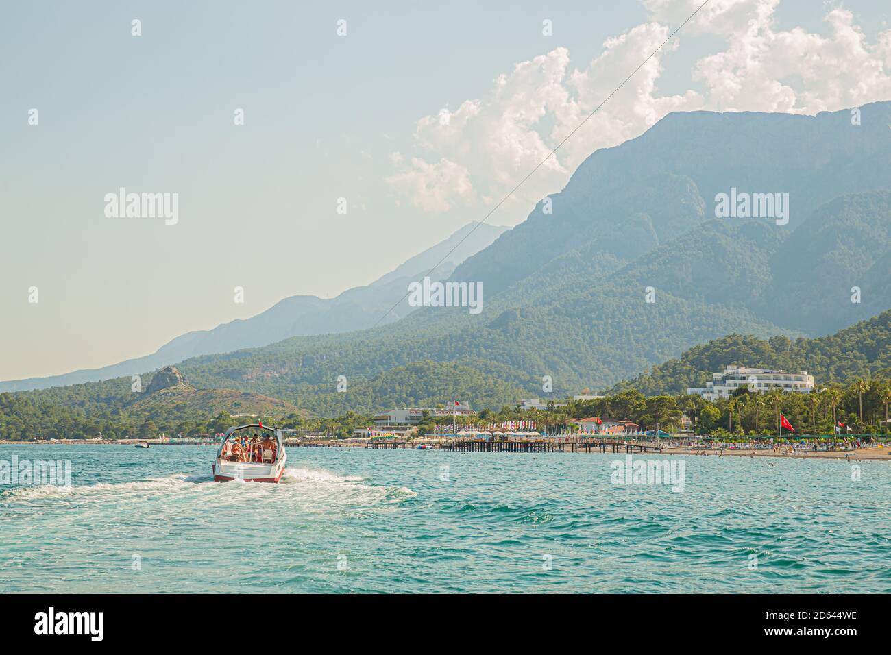 Bateau rapide sur mer bleue avec vue sur la montagne, Kemer, Turquie Banque D'Images