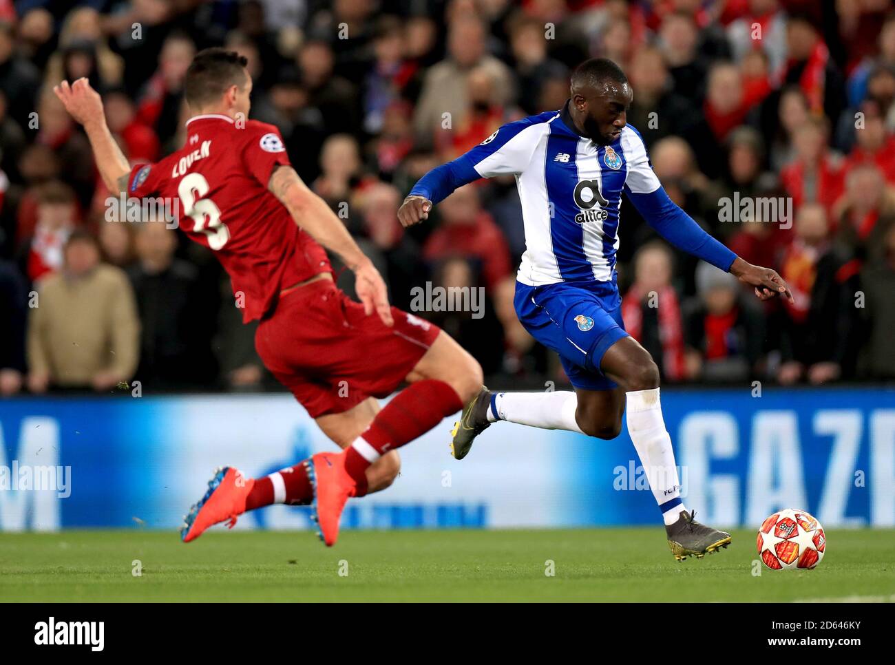 Moussa Marega (à droite) du FC Porto a un coup de feu sur le but Banque D'Images