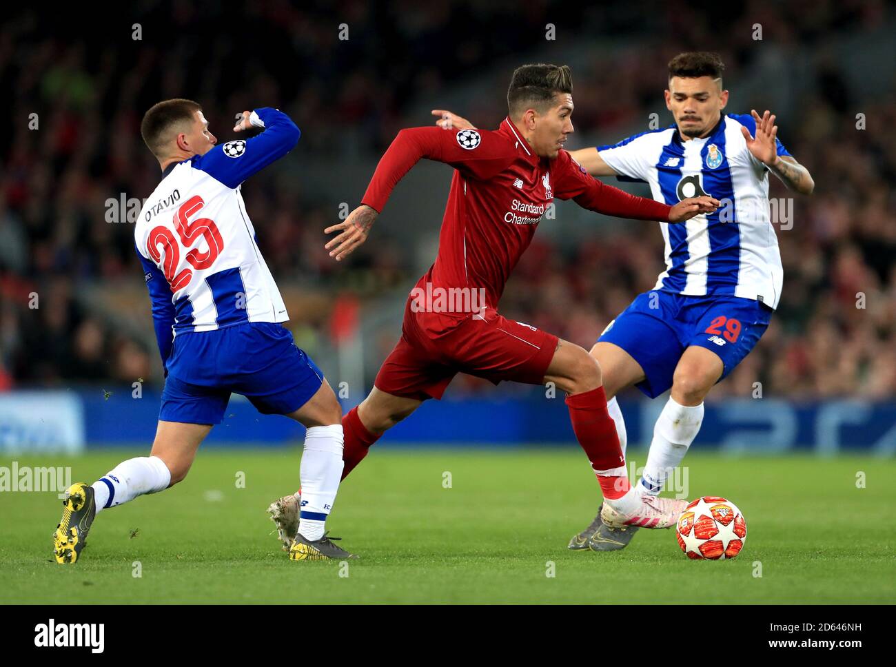 Roberto Firmino de Liverpool (au centre) lutte pour le ballon avec FC Francisco Tiquinho Soares (à droite) et Monteiro Otavio Banque D'Images