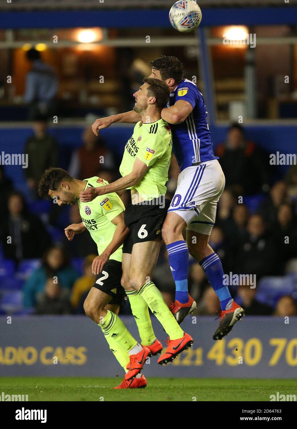 Lukas Jutkiewicz (à droite), de Birmingham City, lutte pour le ballon contre George Baldock (à gauche) et Chris Basham (au centre) de Sheffield United Banque D'Images