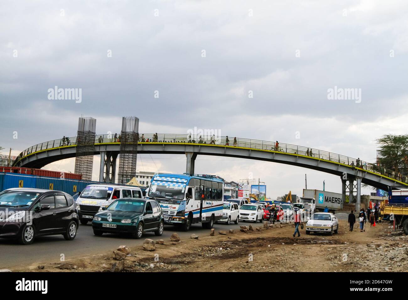 Trafic intense près d'un pont à pied à la section 2 du projet de l'autoroute de Nairobi le long de la route de Mombasa. Le gouvernement du Kenya construit l'autoroute de Nairobi, une route à péage de 27.1 km de long destinée à décongestionner Nairobi en fournissant un transport plus rapide et fiable. La valeur de l'autoroute est estimée à 505.5 millions de dollars US et devrait être achevée en 2022, elle est financée par la Chine dans le cadre d'un partenariat public-privé (PPP) et construite par les entrepreneurs chinois, China Road and Bridge Corporation (CRBC). Banque D'Images