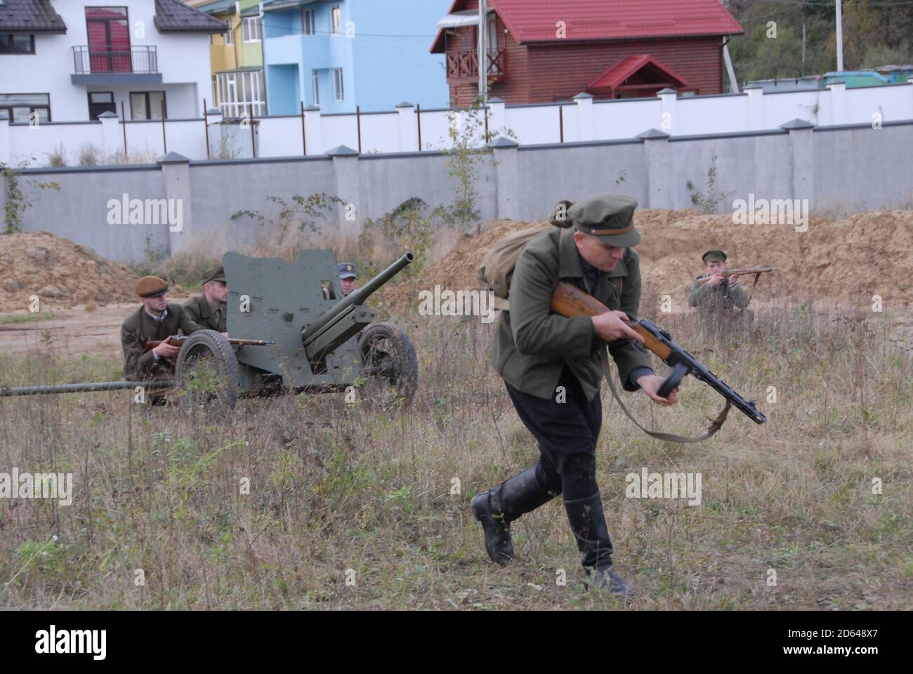 Konopnytsa, Ukraine, 14 octobre 2020. Les membres des clubs militaires historiques portant l'uniforme de la Seconde Guerre mondiale réentremettent une bataille entre l'Armée insurgente ukrainienne (UPA) et l'Armée rouge. Les Ukrainiens marquent le « jour du défenseur de la mère patrie » et le 78e anniversaire de la création de l'Armée insurrectionnelle ukrainienne (UPA), qui a lutté pour l'indépendance de l'Ukraine contre l'Armée rouge soviétique et les Nazis pendant la Seconde Guerre mondiale. Banque D'Images