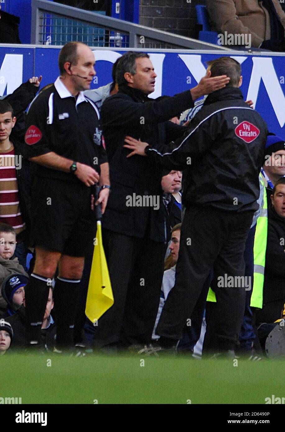 Le directeur de Chelsea, Jose Mourinho, est limité par le quatrième offencial. Banque D'Images