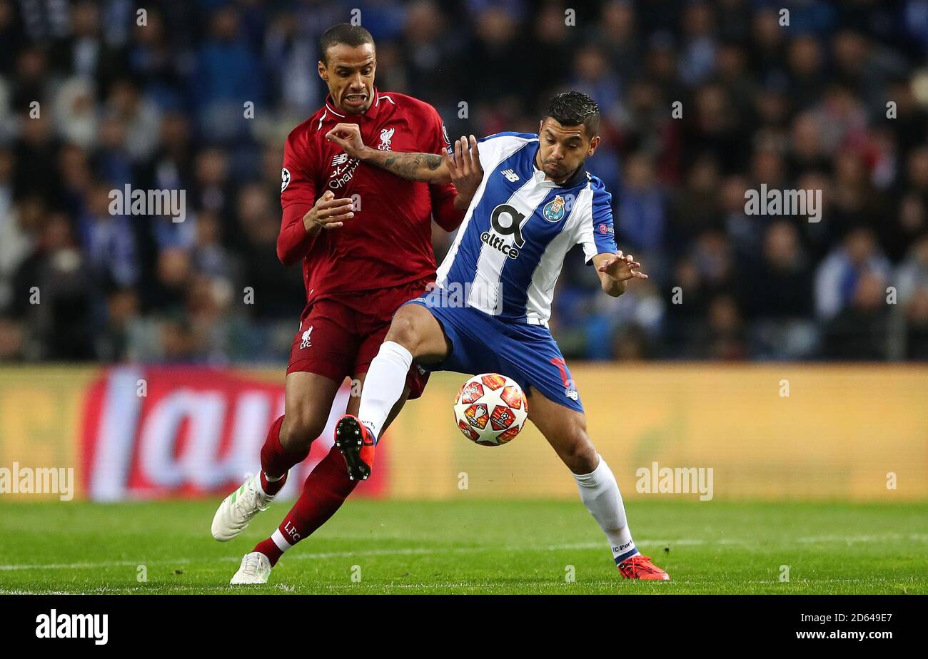 Joel Matip de Liverpool (à gauche) et Moussa Marega de Porto se battent pour la balle Banque D'Images