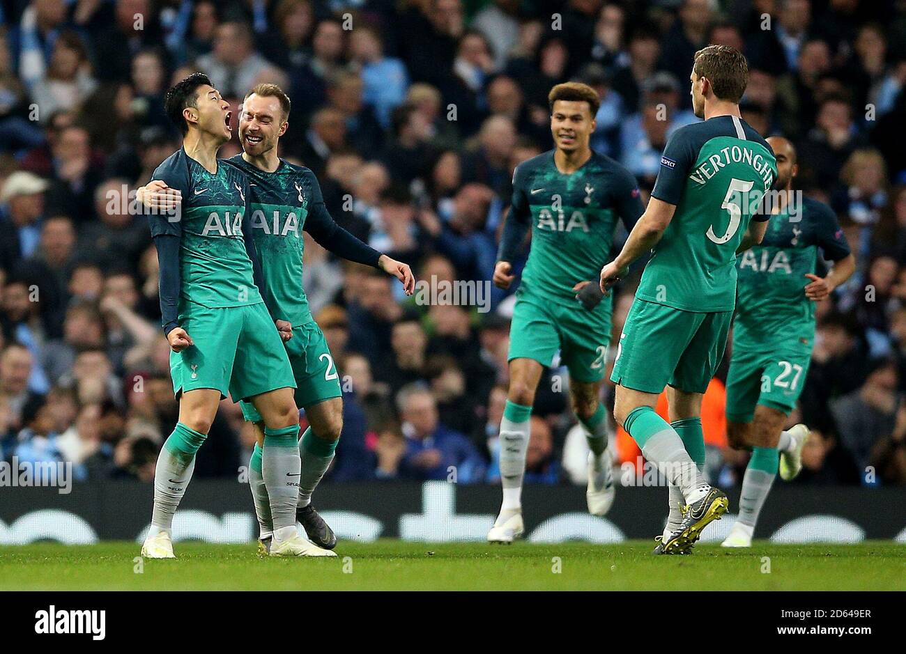 Le fils Heung-min de Tottenham Hotspur (à gauche) célèbre la deuxième fois de son côté but du jeu Banque D'Images