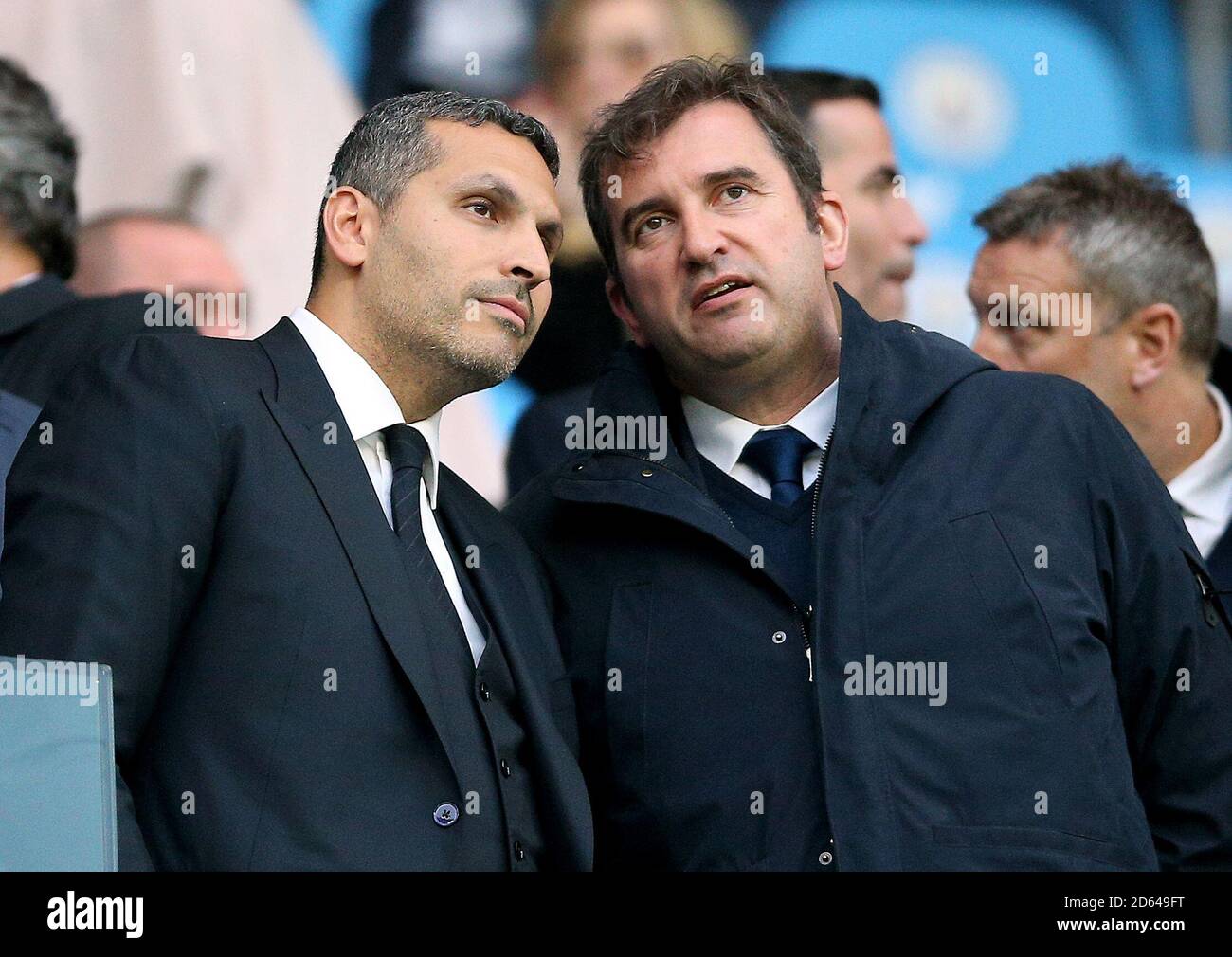 Khaldoon Al Mubarak, président de Manchester City (à gauche), avec le PDG Ferran Soriano (droite) Banque D'Images