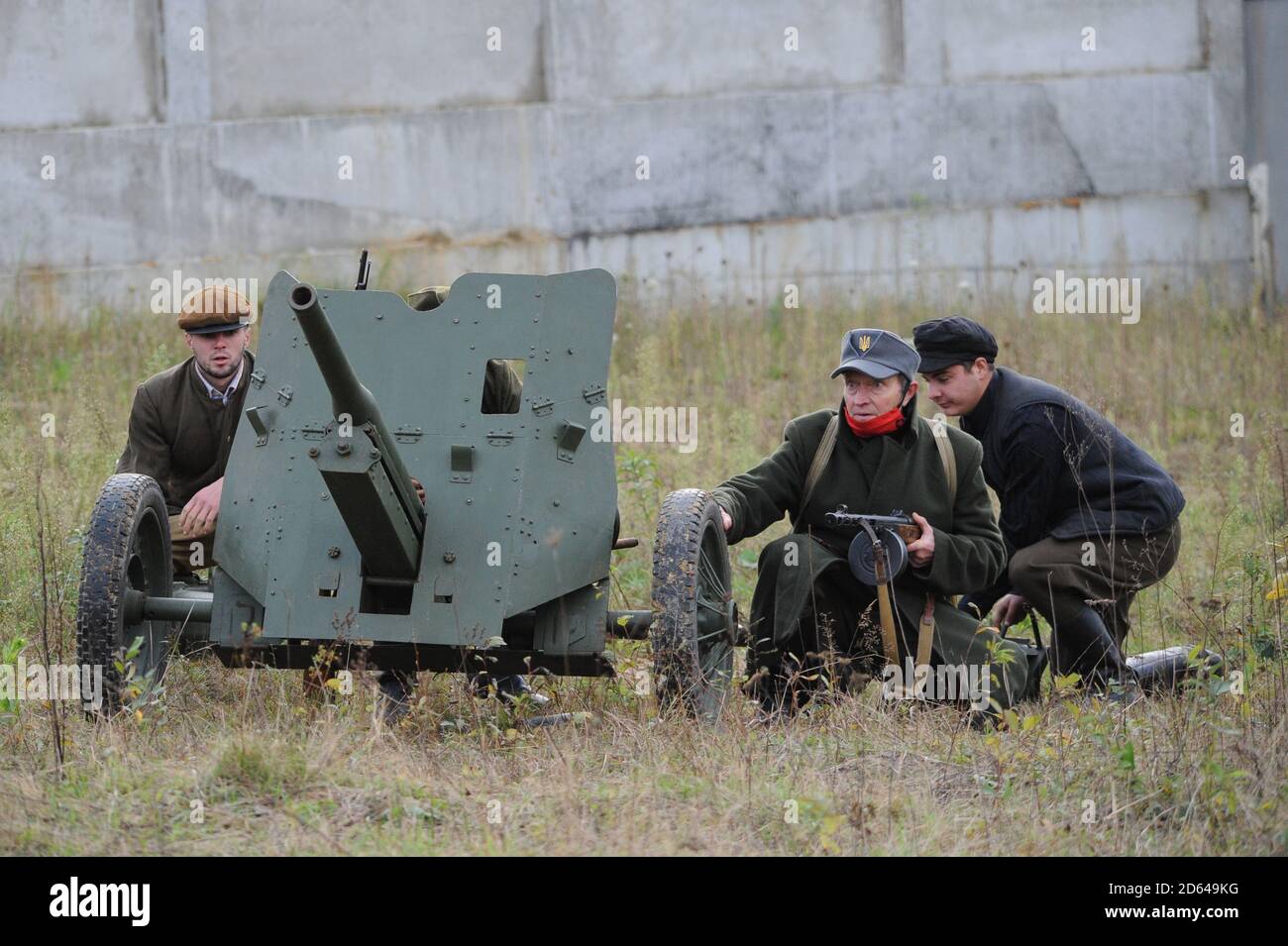 Konopnytsa, Ukraine, 14 octobre 2020. Les membres des clubs militaires historiques portant l'uniforme de la Seconde Guerre mondiale réentremettent une bataille entre l'Armée insurgente ukrainienne (UPA) et l'Armée rouge. Les Ukrainiens marquent le « jour du défenseur de la mère patrie » et le 78e anniversaire de la création de l'Armée insurrectionnelle ukrainienne (UPA), qui a lutté pour l'indépendance de l'Ukraine contre l'Armée rouge soviétique et les Nazis pendant la Seconde Guerre mondiale. Banque D'Images