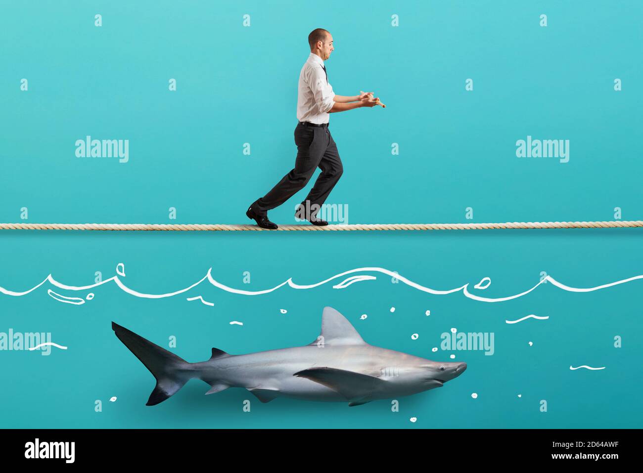 Inquiète homme en équilibre marchant sur une corde au-dessus d'un requin Banque D'Images