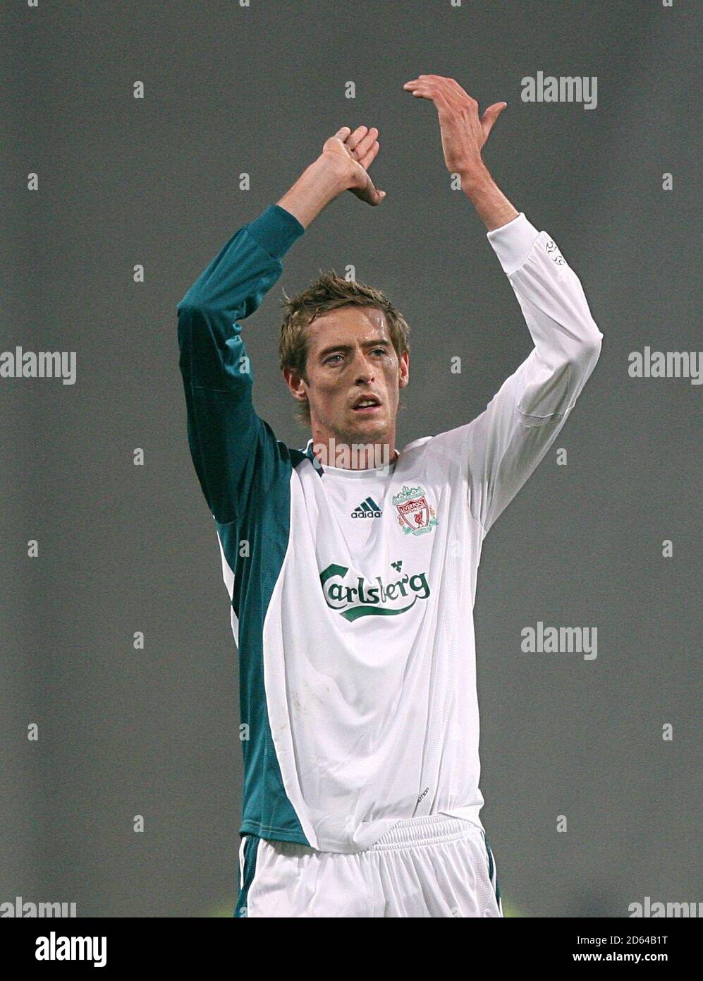 Peter Crouch de Liverpool applaudit les fans après leur défaite Banque D'Images Peter Crouch de Liverpool applaudit les fans après leur défaite Banque D'Images