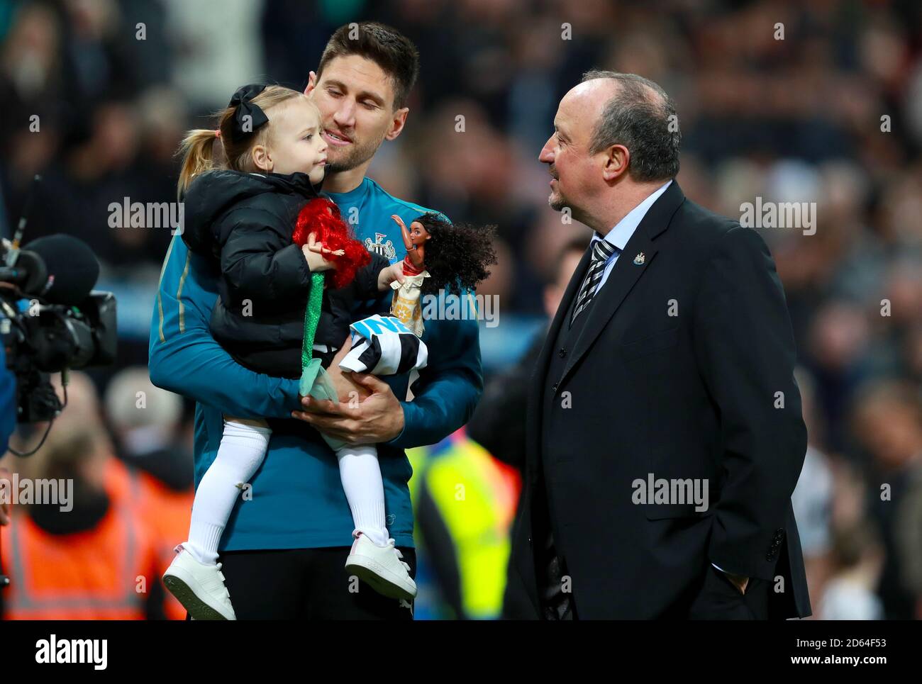 Federico Fernandez de Newcastle United avec sa famille et le directeur de Newcastle United Rafael Benitez après le coup de sifflet final Banque D'Images