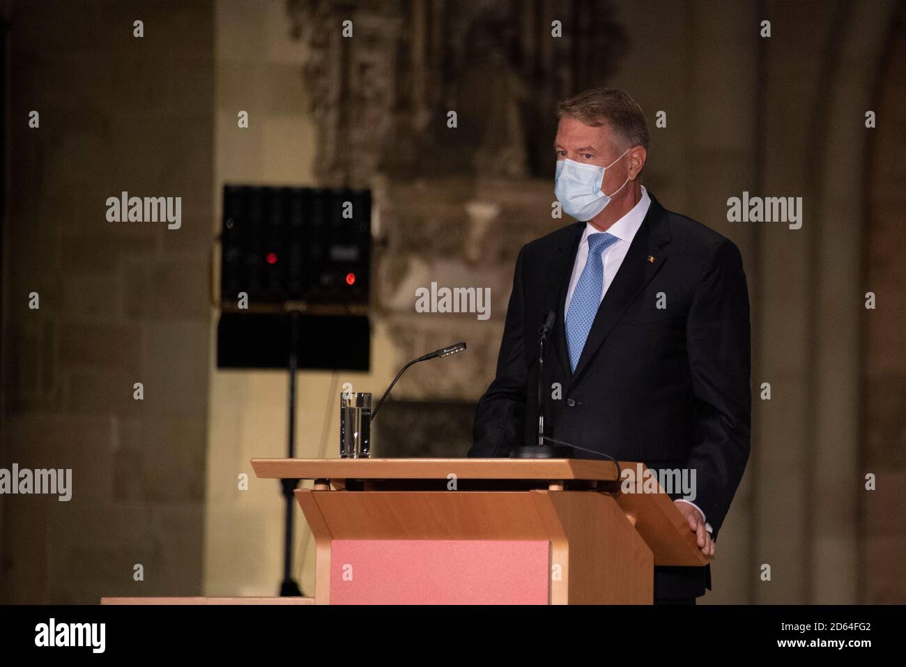 Magdebourg, Allemagne. 14 octobre 2020. Le président roumain Klaus Werner Iohannis a remercié pour l'attribution du prix Kaiser Otto d'un discours pro-européen à la cathédrale de Magdebourg. Ce prix est décerné tous les deux ans à des personnes engagées dans le dialogue, la paix et la cohésion en Europe. Crédit: Mattis Kaminer/Alay Live News Banque D'Images