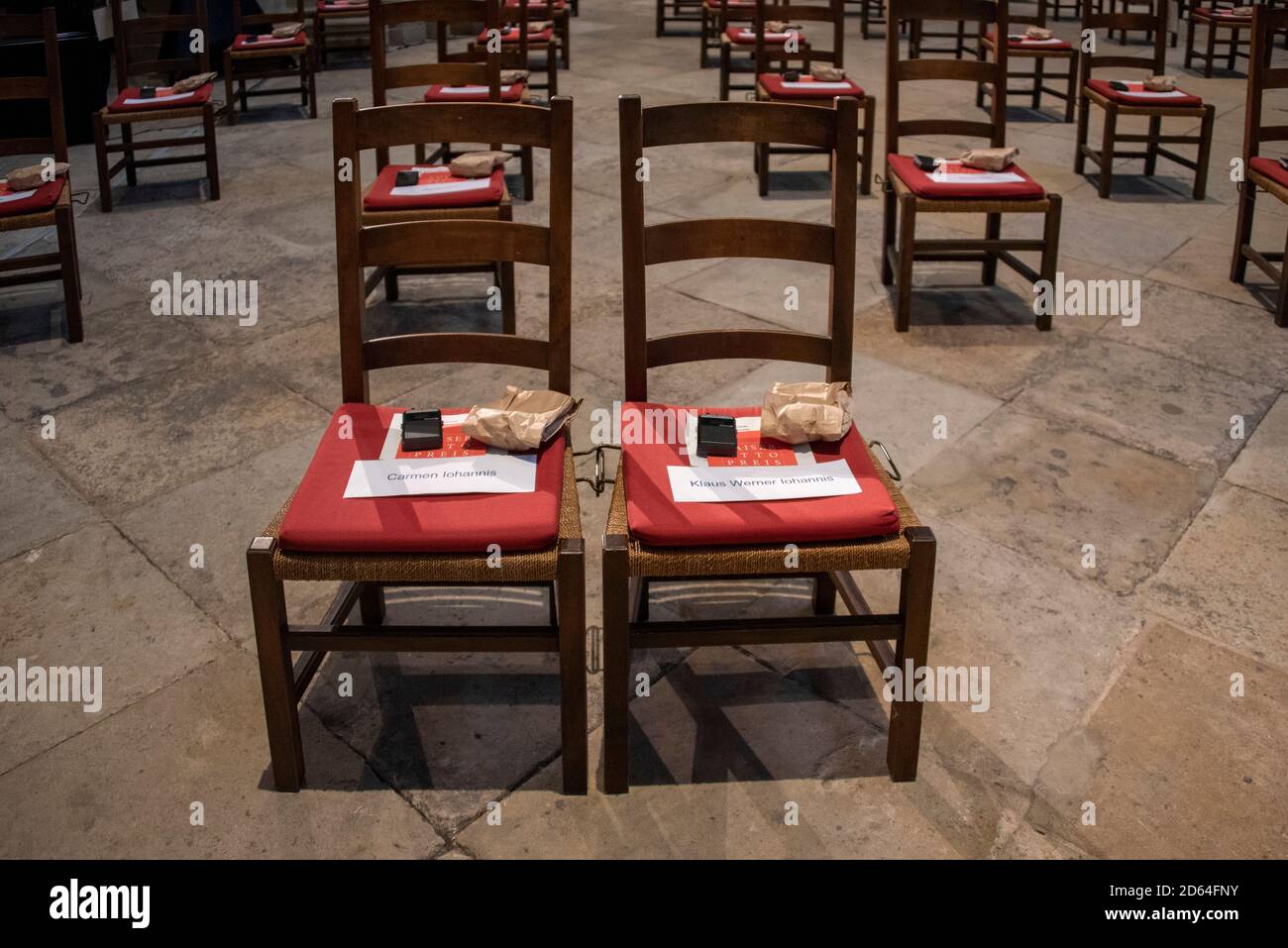 Magdebourg, Allemagne. 14 octobre 2020. Dans la cathédrale de Magdebourg, deux chaises sont réservées au président roumain Klaus Werner Iohannis et à son épouse. Iohannis a reçu le prix Kaiser Otto à Magdeburg. Ce prix est perdu tous les deux ans pour les personnes qui travaillent pour la cohésion en Europe. Crédit: Mattis Kaminer/Alay Live News Banque D'Images