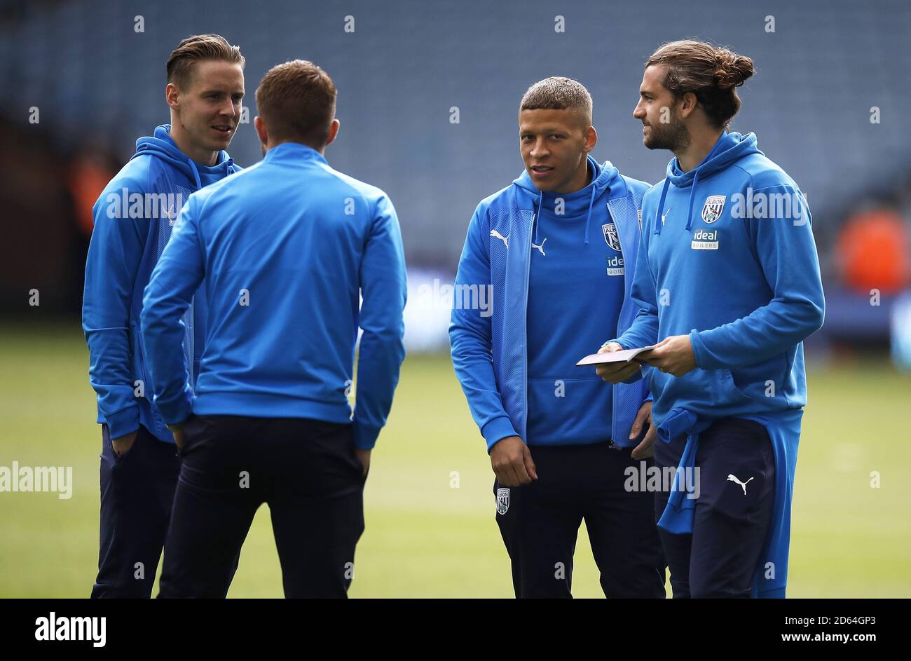 West Bromwich Dwight Gayle (au centre), Jay Rodriguez (à droite) et les coéquipiers inspectent le terrain avant le match Banque D'Images