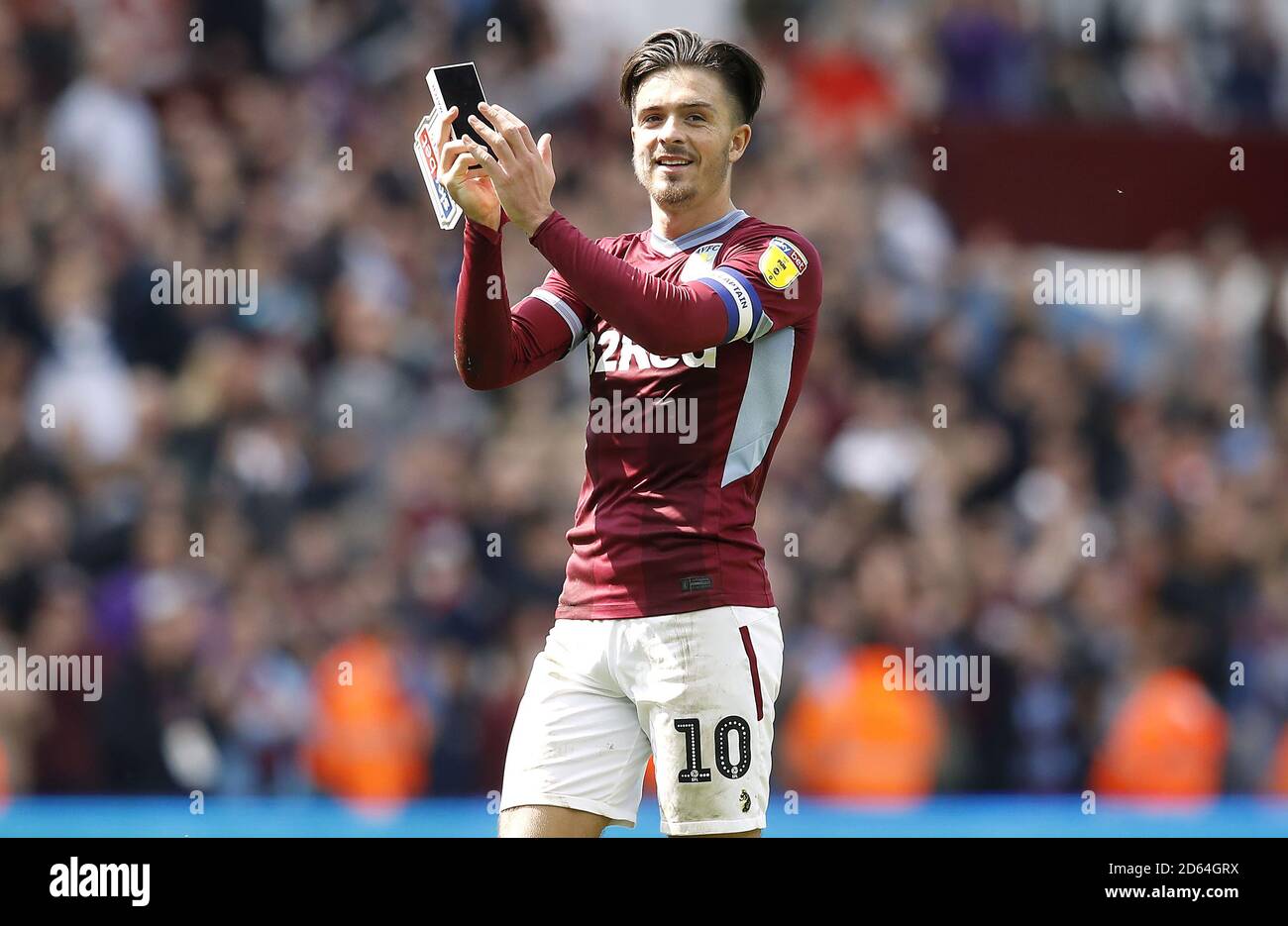 Jack Grealish, de la Villa Aston, applaudit les fans tout en tenant le Sky Bet Man of the Match Award après la finale sifflet Banque D'Images