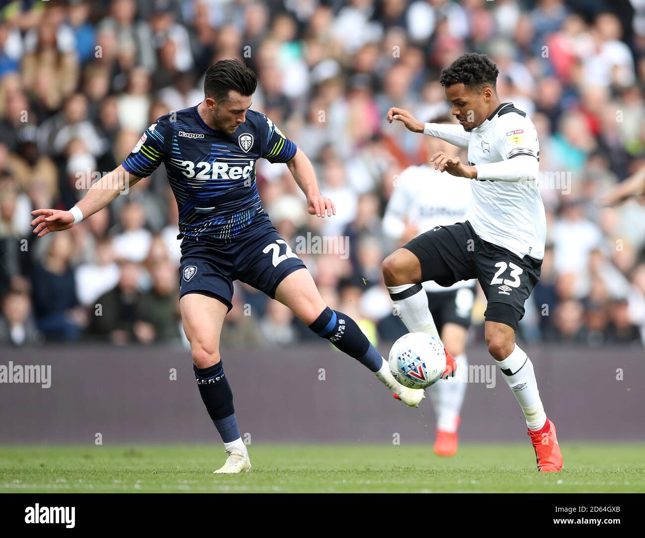 Duane Holmes (à droite) du comté de Derby et Jack Harrison, de Leeds United bataille pour le ballon Banque D'Images