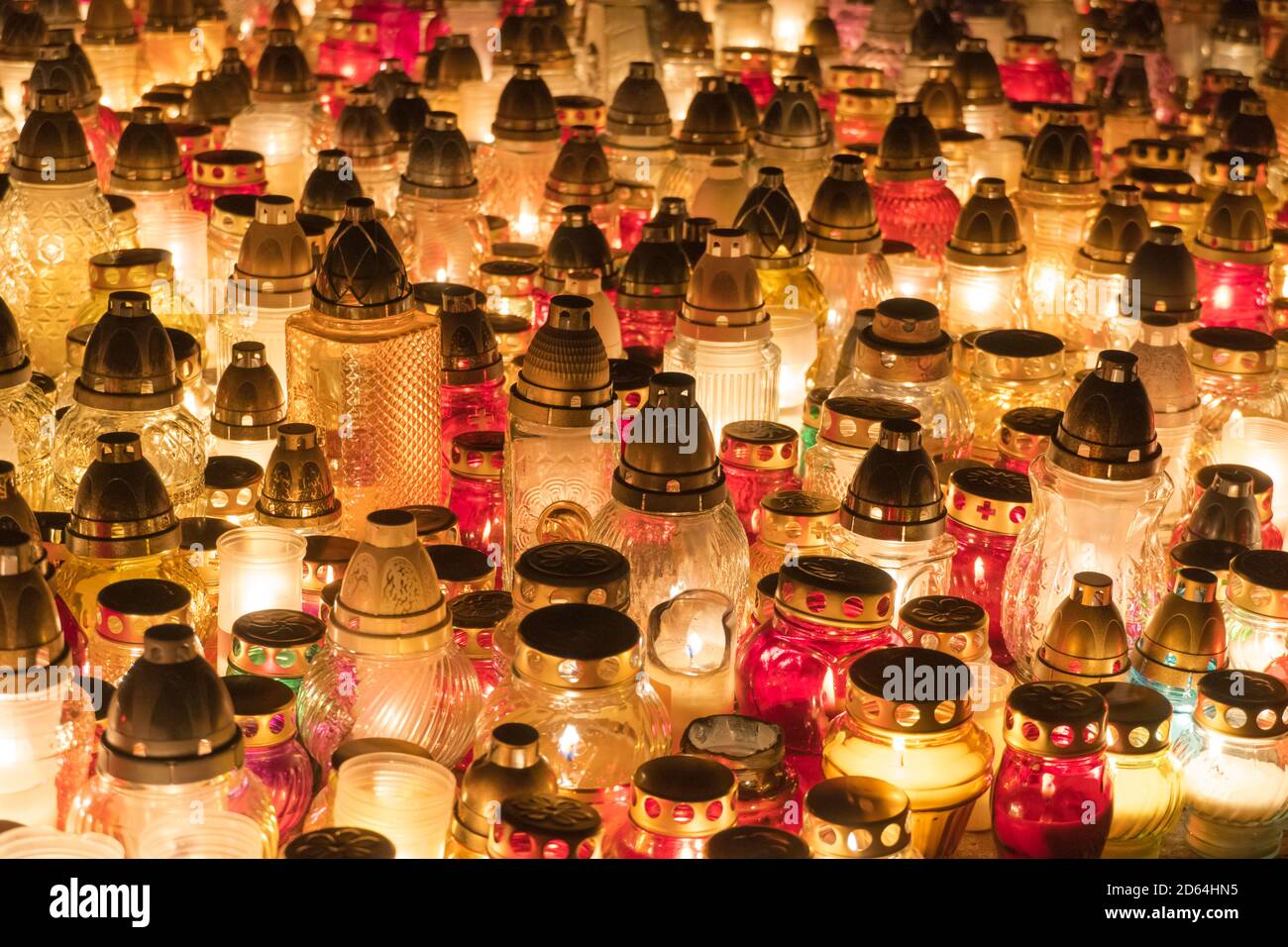 Une texture de lanterne de tombe sans fin illuminant dans les couleurs rouge, jaune, orange et vert Banque D'Images