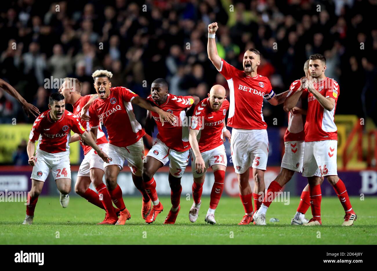 Les joueurs de Charlton Athletic fêtent sur le terrain après avoir remporté le tir de pénalité Banque D'Images