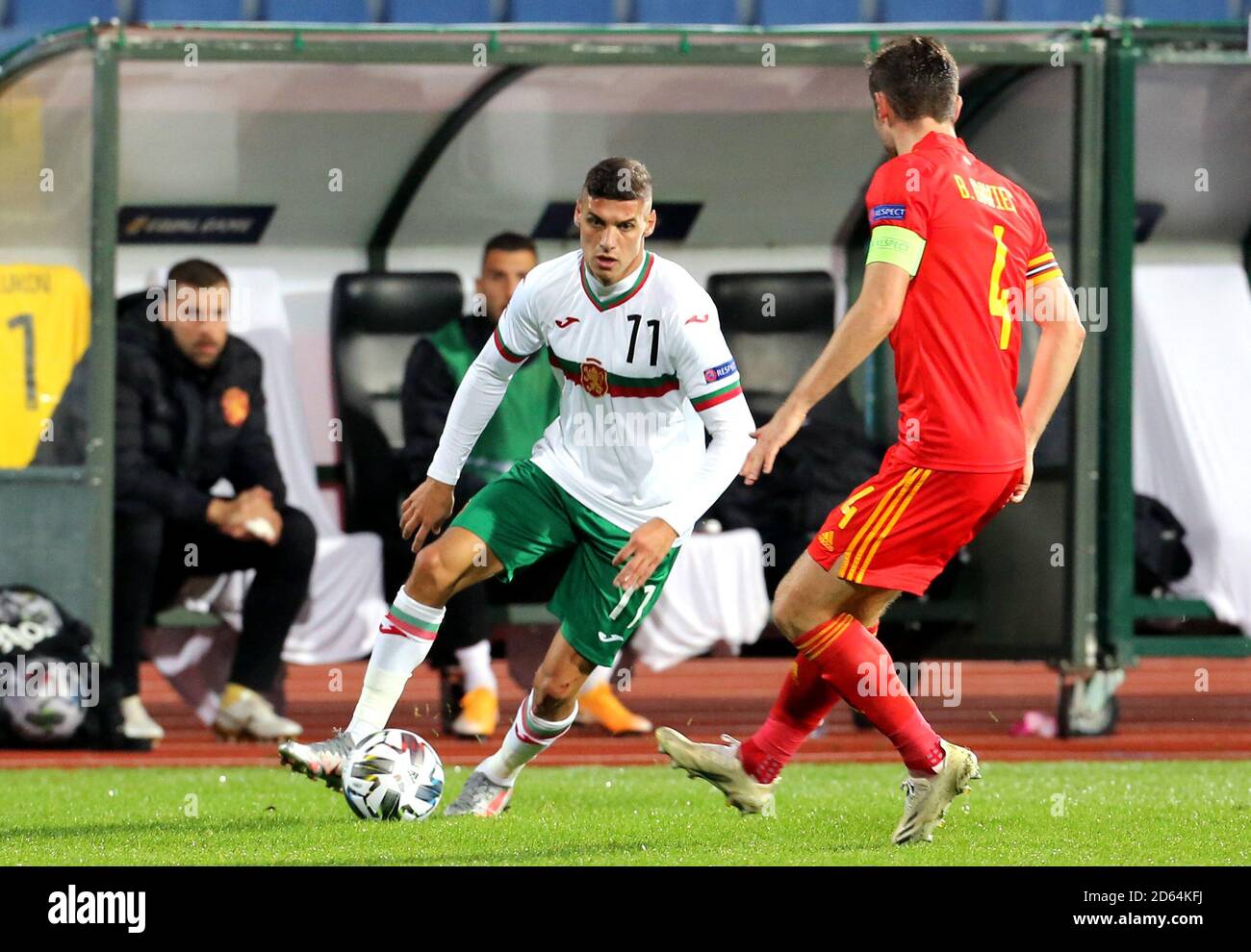 Kiril Despodov en Bulgarie (à gauche) et Ben Davies au pays de Galles se battent pour le ballon lors du match de la Ligue des Nations de l'UEFA 4, Ligue B à Natsionalen Stadion Vasil Levski, Sofia. Banque D'Images