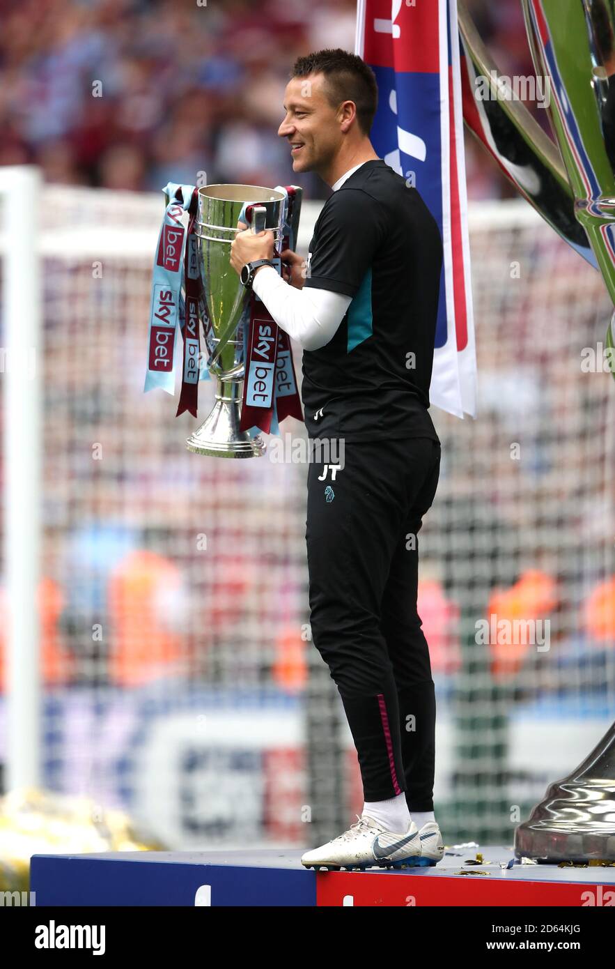 John Terry, entraîneur adjoint de Aston Villa, célèbre avec le ciel Trophée finale de jeu de pari de championnat après le coup de sifflet final Banque D'Images