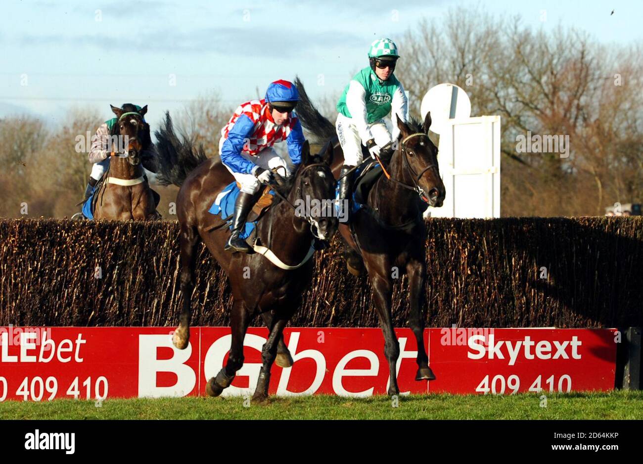 Une autre promesse (R) criée par Graeme Lee sur le chemin de gagner le H.B.L.B. Lightning Novice Steeple Chase de Mange Tout criblé par R.J. Greene Banque D'Images