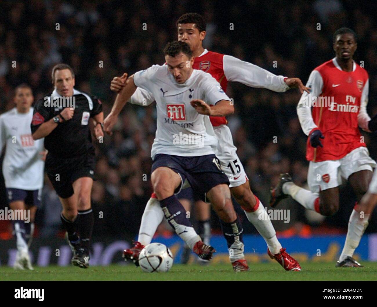 Steed Malbranque de Tottenham Hotspur (au centre, à l'avant) et Neves Denilson d'Arsenal (au centre, à l'arrière) se battent pour le ballon Banque D'Images