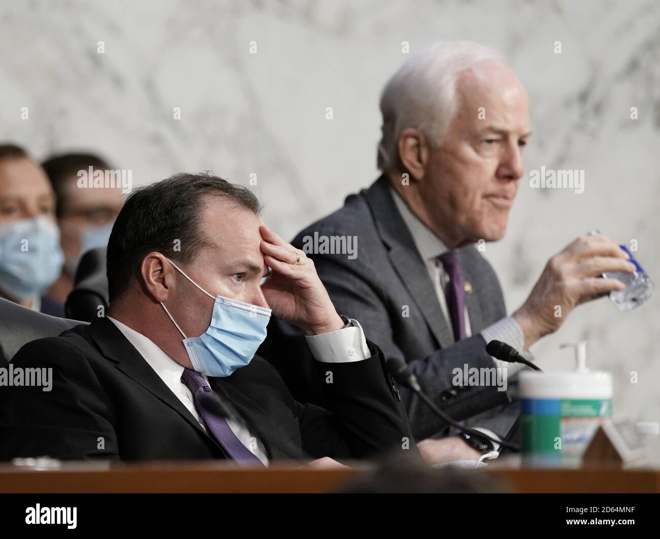 Washington, États-Unis. 14 octobre 2020. Le sénateur Michael Lee, dans l'Utah, met la main à sa tête alors que la juge Amy Coney Barrett comparaît devant la Commission judiciaire du Sénat le troisième jour de ses audiences de confirmation pour devenir juge associé de la Cour suprême des États-Unis à Capitol Hill à Washington, DC, le mercredi 14 octobre 2020. Les audiences devraient durer quatre jours. S'il est confirmé, Barrett remplacera la juge Ruth Bader Ginsburg, qui est décédée le mois dernier. Photo de Ken Cedeno/UPI crédit: UPI/Alay Live News Banque D'Images