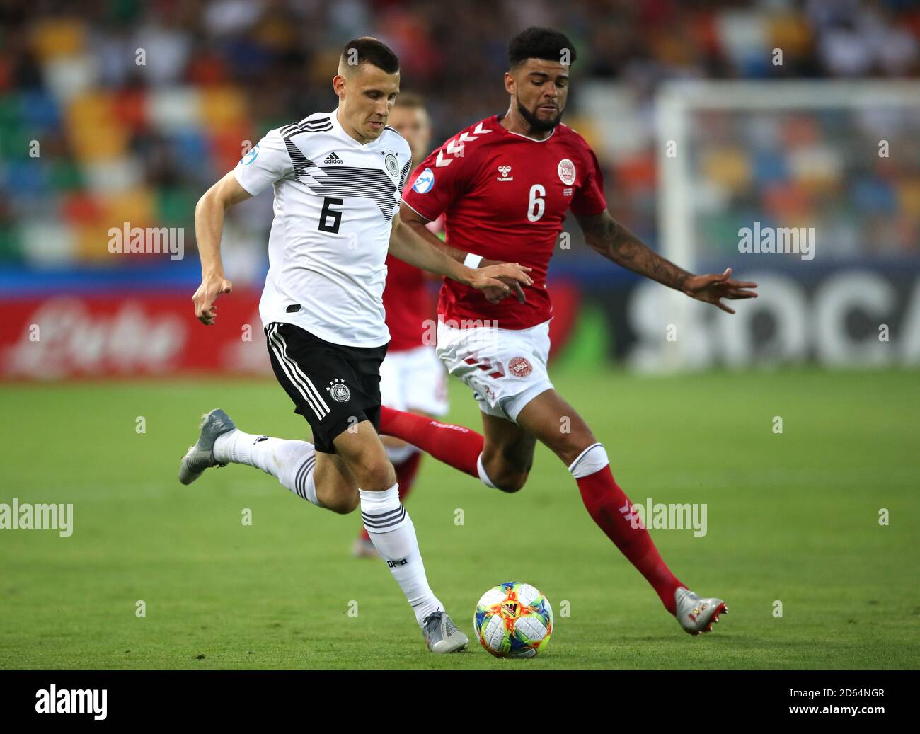 Maximilian Eggestein en Allemagne et Philip Billing au Danemark se battent pour le bille Banque D'Images