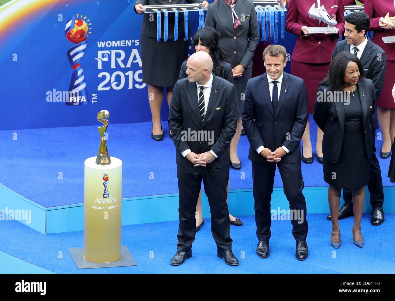 Le président de la FIFA Gianni Infantino (à gauche) et le président français Emmanuel Macron sur scène lors de la présentation du trophée Banque D'Images