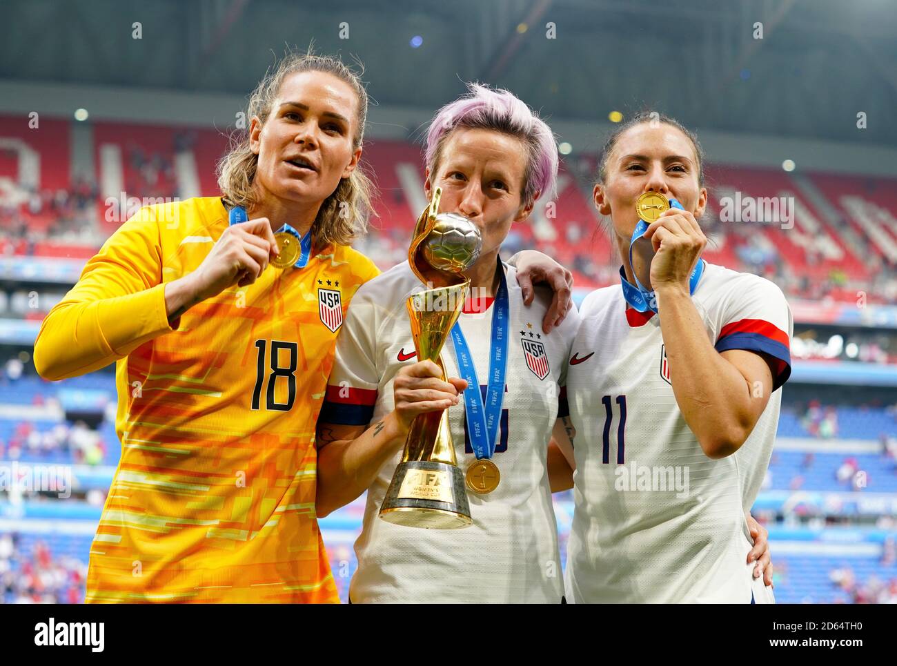 (De gauche à droite) Ashlyn Harris des États-Unis, Megan Rapinoe et Ali Krieger célèbrent avec le trophée après avoir remporté la coupe du monde des femmes de la FIFA 2019 Banque D'Images