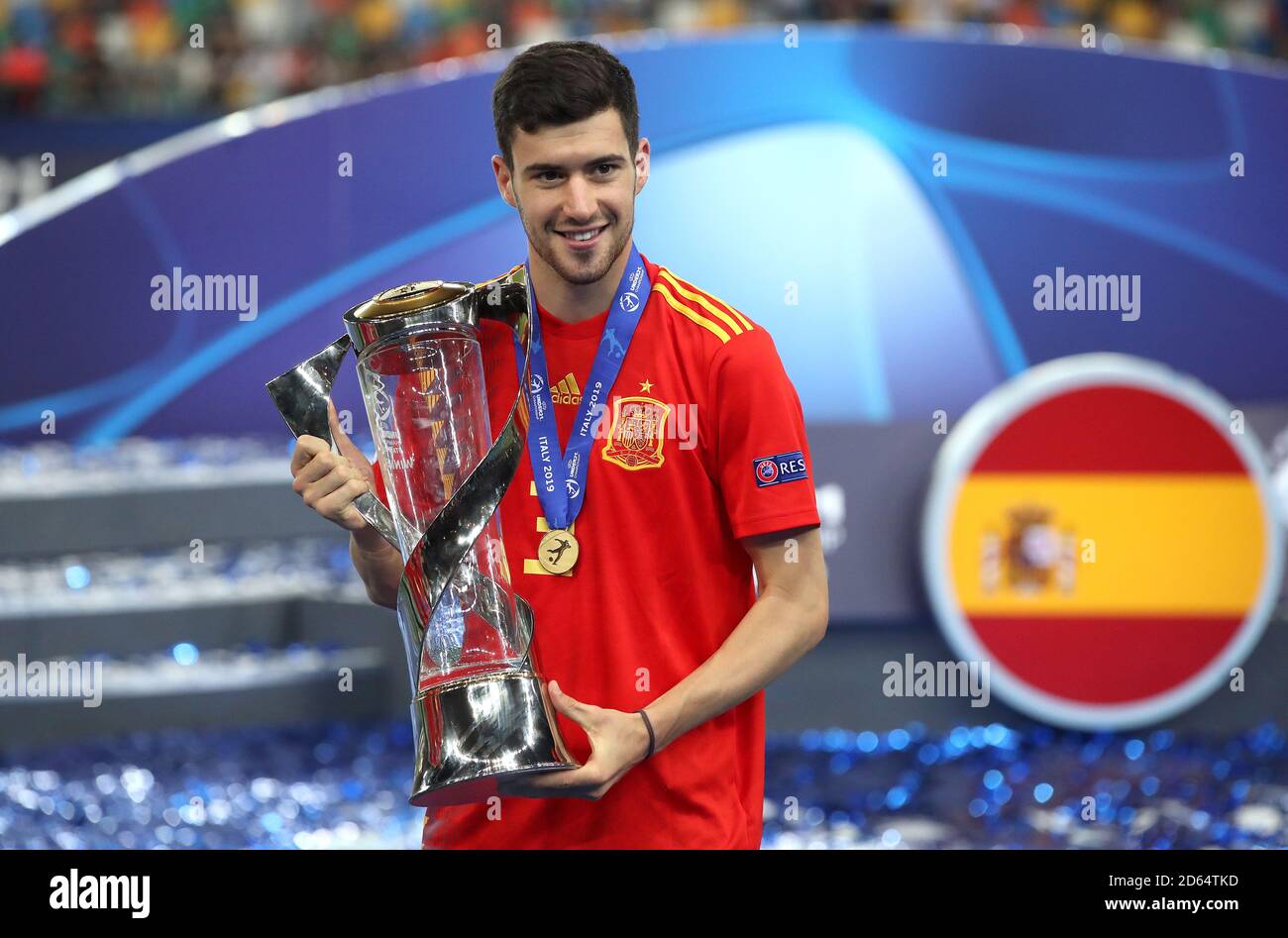 L'Espagne Aaron Martin de 21 célèbre avec le trophée après avoir remporté la finale du championnat européen des moins de 21 ans de l'UEFA Banque D'Images