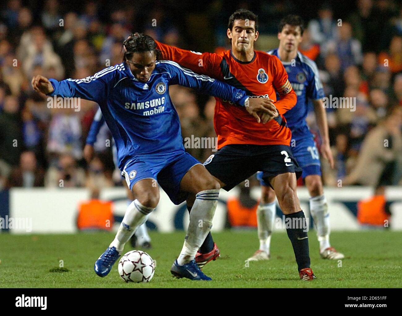 Didier Drogba (à gauche) de Chelsea et Miguel Ricardo Costa du FC Porto se battent pour le ballon. Banque D'Images