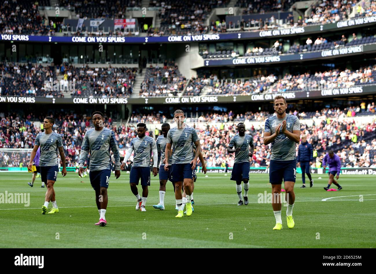 Harry Kane de Tottenham Hotspur (à droite) pendant l'échauffement Banque D'Images