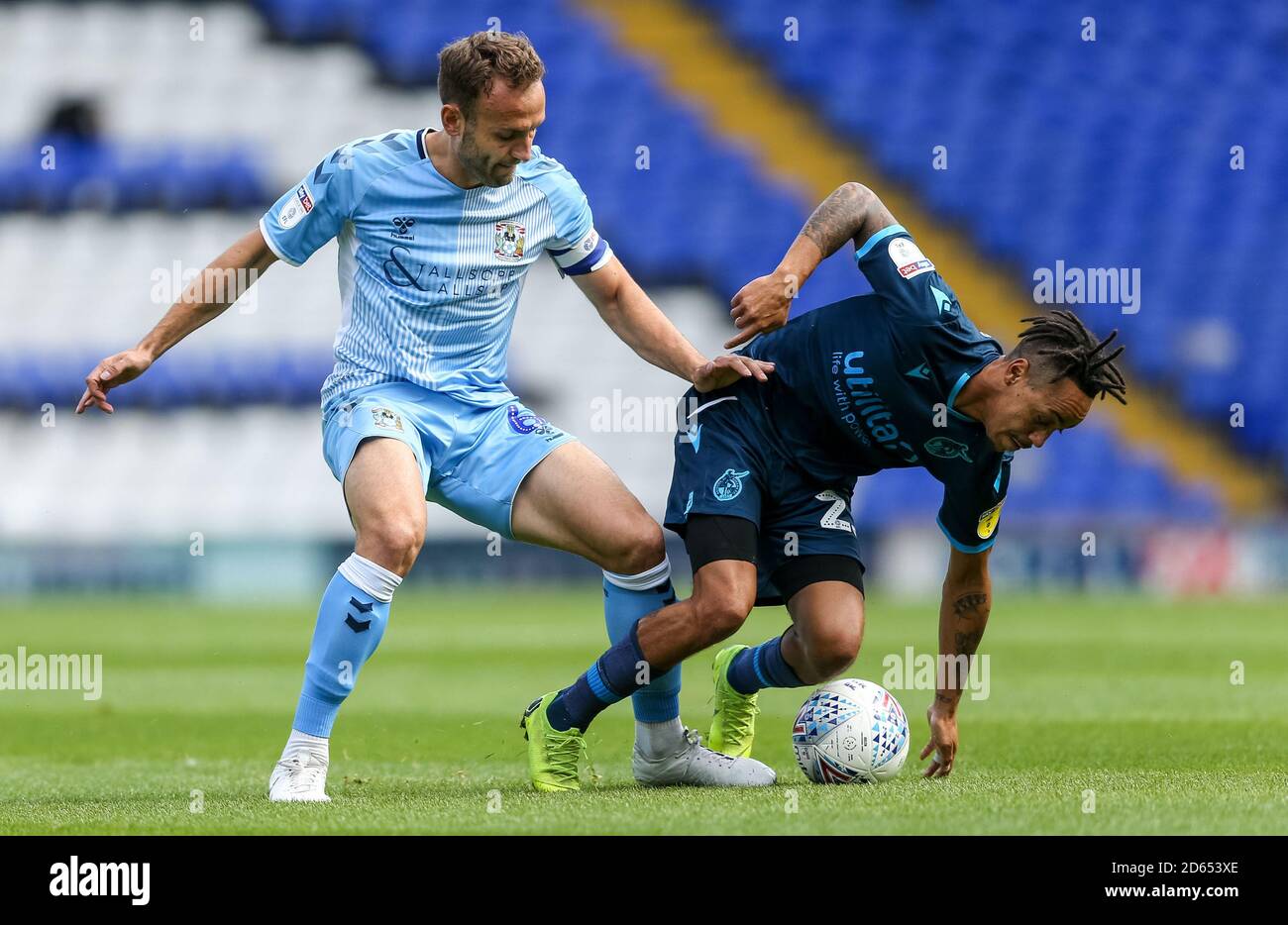 Liam Kelly de Coventry City et Kyle Bennett de Bristol Rover Banque D'Images