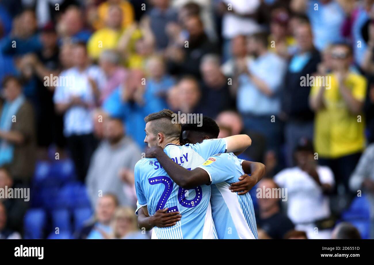 Jordy Hiwula (à droite) de Coventry City célèbre son premier but du jeu avec des coéquipiers devant les fans de la maison Banque D'Images