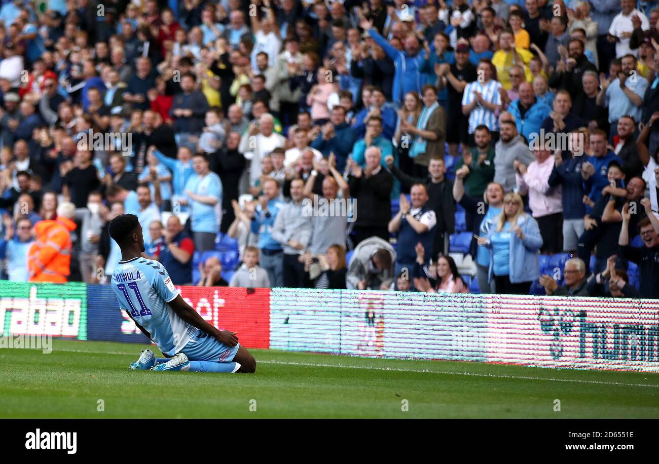 Jordy Hiwula de Coventry City célèbre son premier but du jeu devant les fans de la maison Banque D'Images