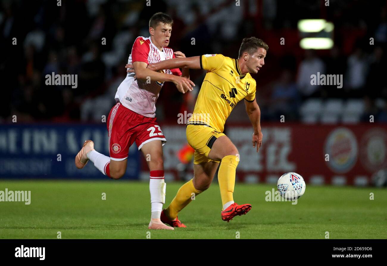 Milton Keynes détonne Jordan Houghton en action avec Jack de Stevenage Dupont Banque D'Images