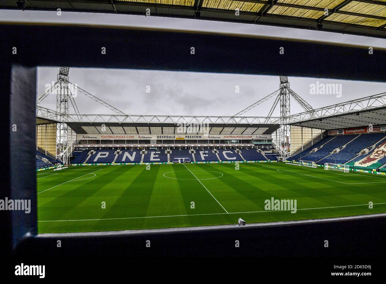 Vue générale du stade Deepdale avant le lancement de la coupe Carabao, troisième match rond au stade Deepdale, Preston. Banque D'Images