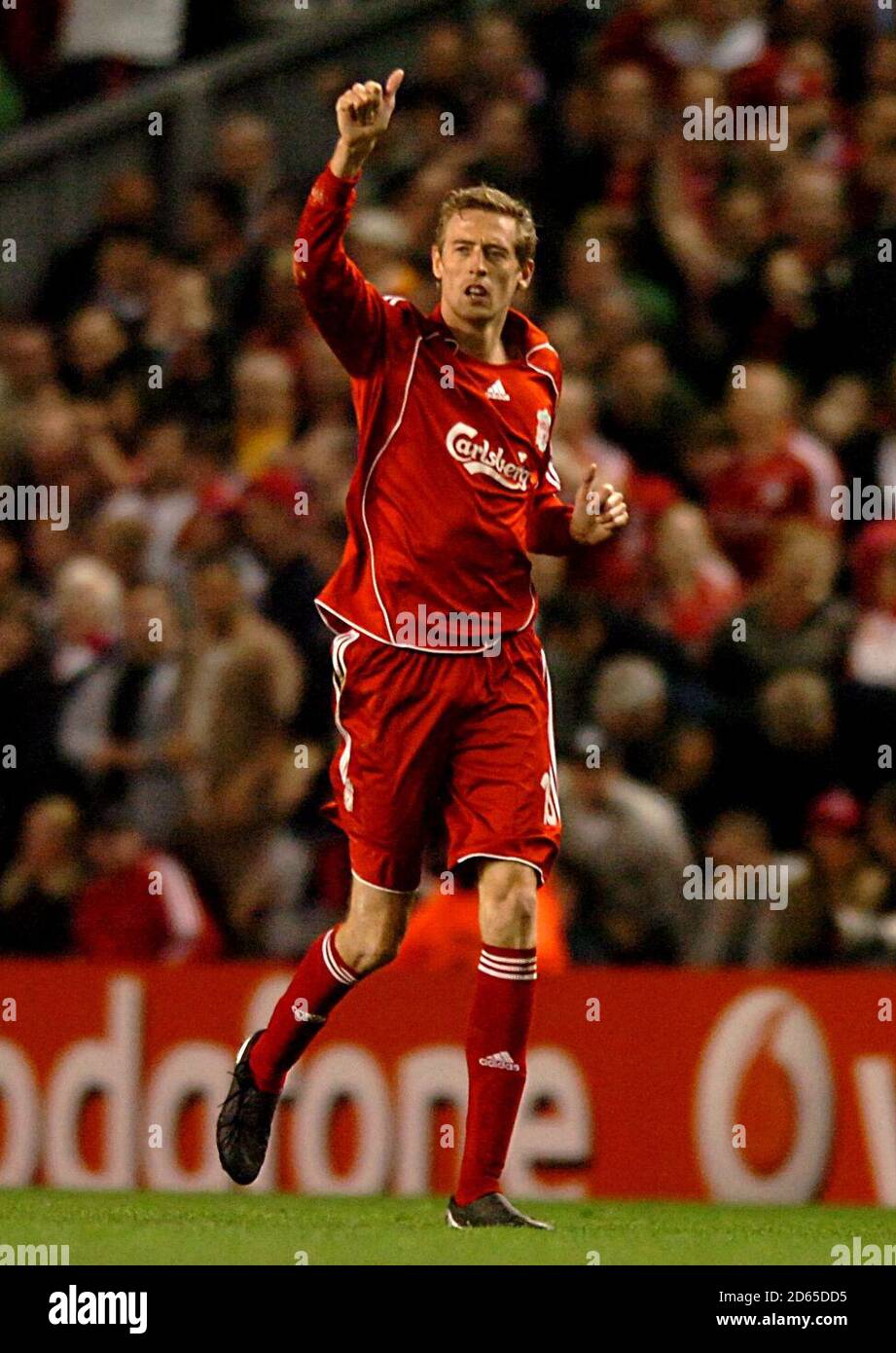 Peter Crouch, de Liverpool, célèbre l'objectif d'ouverture du jeu Banque D'Images Peter Crouch, de Liverpool, célèbre l'objectif d'ouverture du jeu Banque D'Images