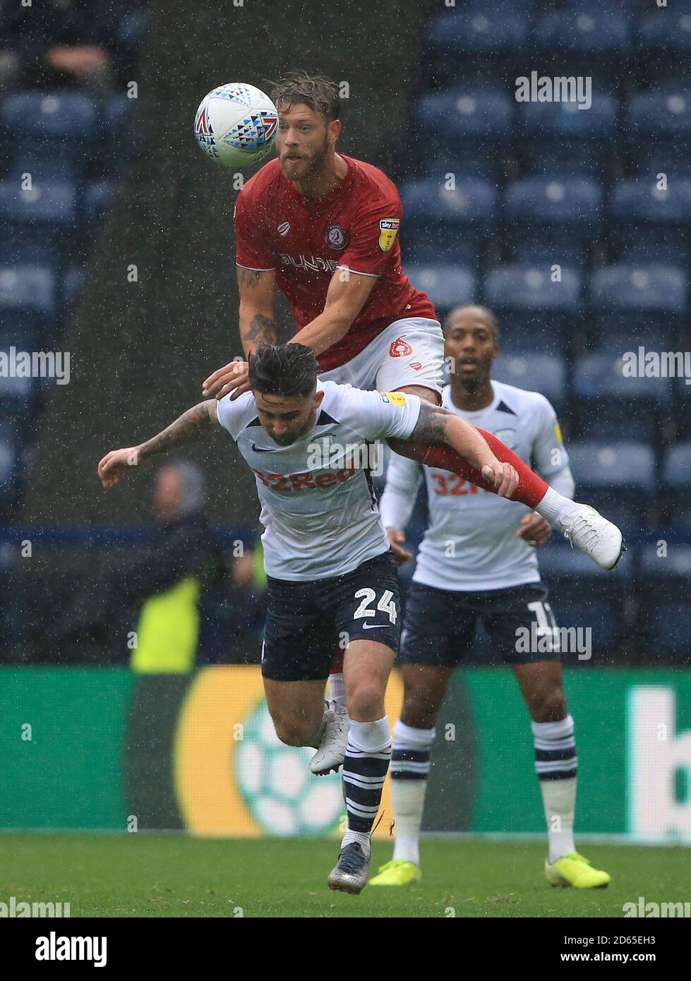 Sean McGuire (bas) de Preston North End et Nathan Baker, de Bristol City, se battent pour le ballon Banque D'Images