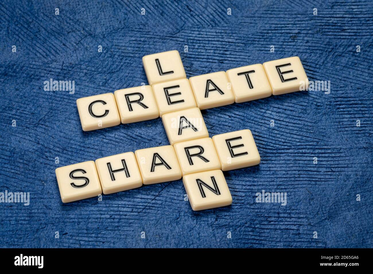 apprendre, créer et partager des mots croisés en lettres ivoire contre le papier texturé, l'apprentissage, la créativité, le réseautage et le concept de travail d'équipe Banque D'Images