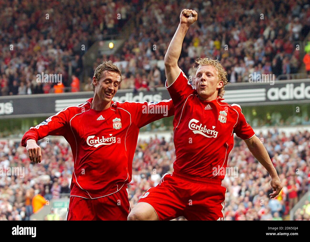 Dirk Kuyt de Liverpool est félicité par le coéquipier Peter Crouch (l) après avoir obtenu le score Banque D'Images Dirk Kuyt de Liverpool est félicité par le coéquipier Peter Crouch (l) après avoir obtenu le score Banque D'Images