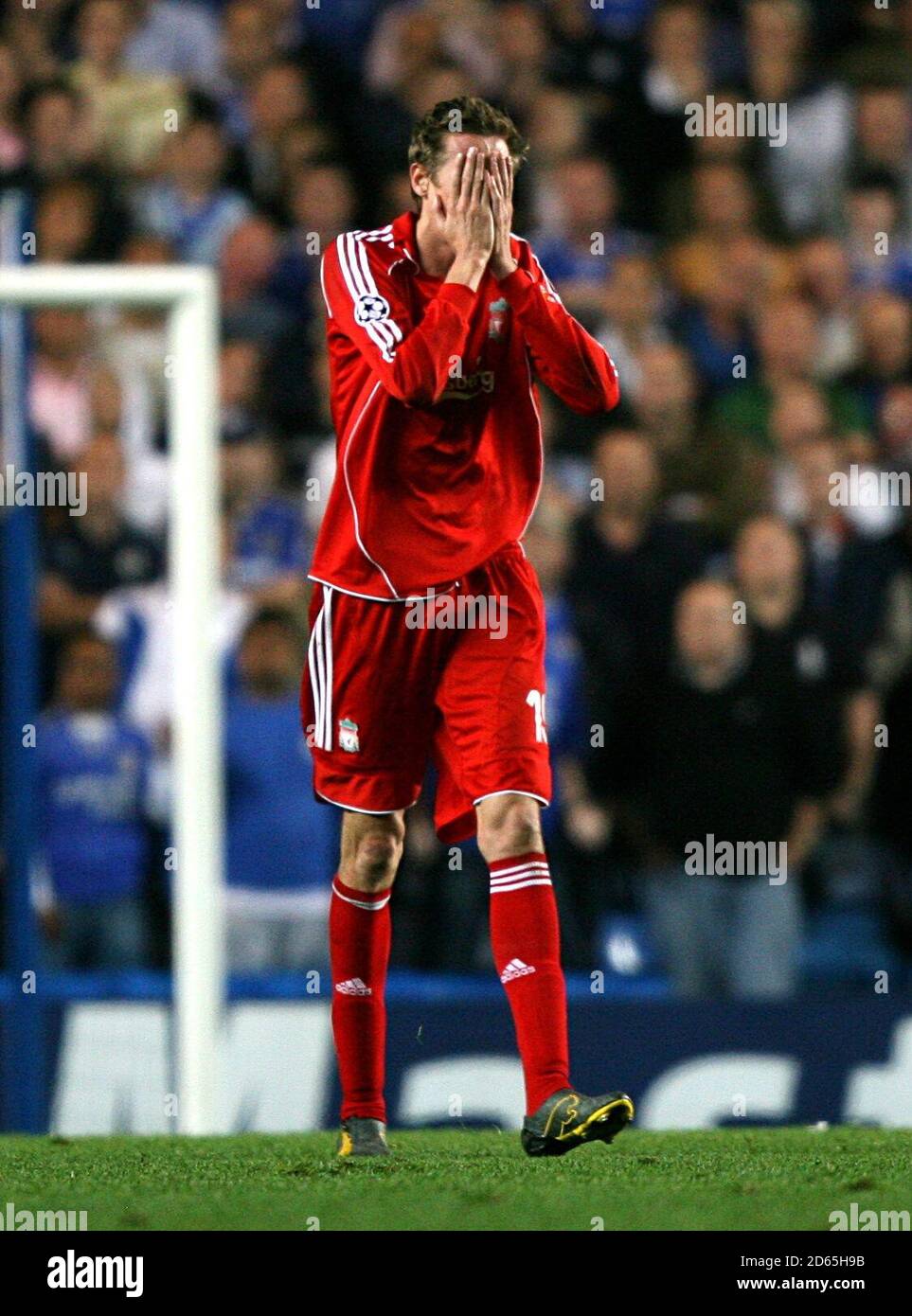 Peter Crouch de Liverpool fait une chance manquée Banque D'Images Peter Crouch de Liverpool fait une chance manquée Banque D'Images