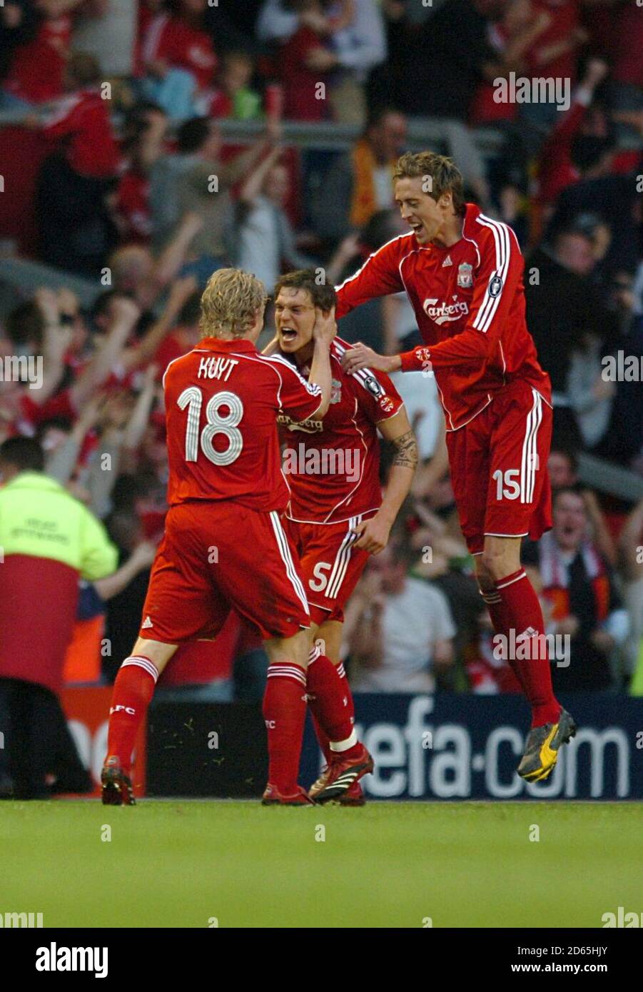 Daniel Agger (au centre) de Liverpool célèbre son premier but de côté Du jeu avec les coéquipiers Dirk Kuyt (à gauche) et Peter Crouch Banque D'Images Daniel Agger (au centre) de Liverpool célèbre son premier but de côté Du jeu avec les coéquipiers Dirk Kuyt (à gauche) et Peter Crouch Banque D'Images
