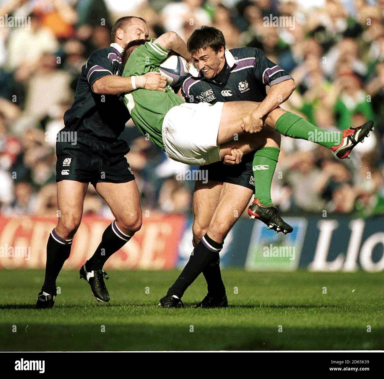 Le Ronan O'Gara d'Irlande est attaqué par Gregor Townsend and d'Écosse John Leslie Banque D'Images