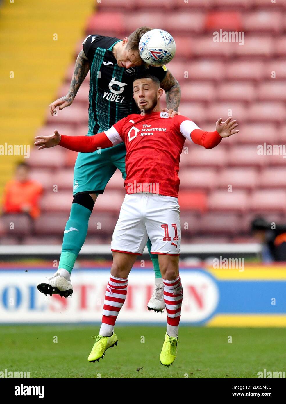 Joe Rodon et Barnsley's Conor Chaplin de Swansea City rivalisent pour un en-tête Banque D'Images