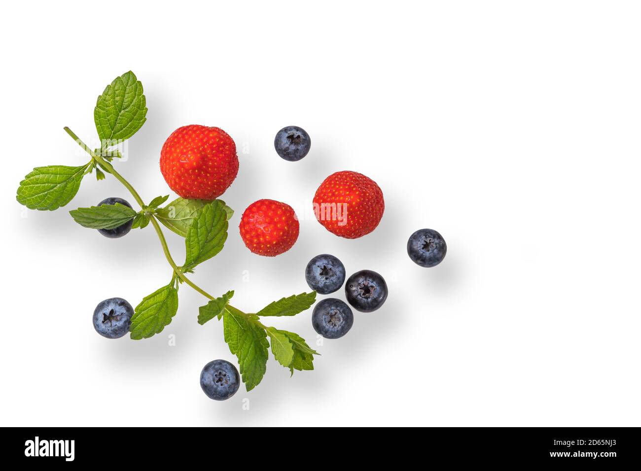 Fraisiers d'été frais et bleuets avec une branche de menthe isolée sur fond blanc, vue du dessus. Mise en page à plat. Espace pour le texte Banque D'Images