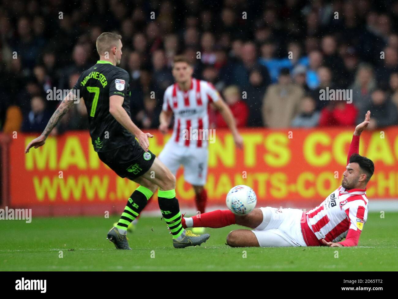 Le Conor Thomas de Cheltenham Town (à droite) et la bataille de Carl Winchester de Forest Green Rovers pour le ballon Banque D'Images