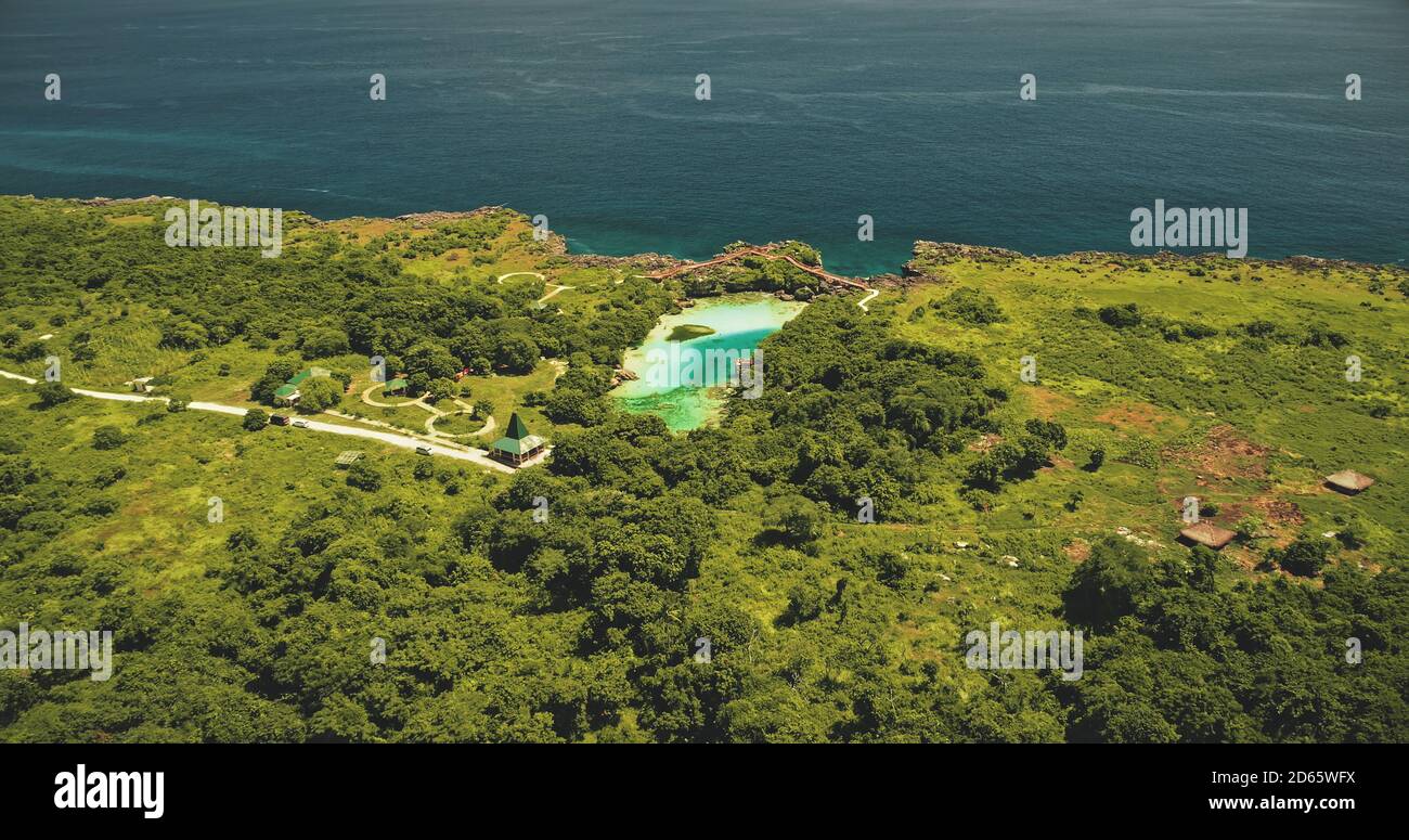 Indonésie point de repère du lac limpid de Weekuri à l'île de Sumba, Philippines. Tropic Resort au loch avec des plantes vertes exotiques et des arbres. Verdure nature tropicale en été ensoleillé jour vue aérienne Banque D'Images