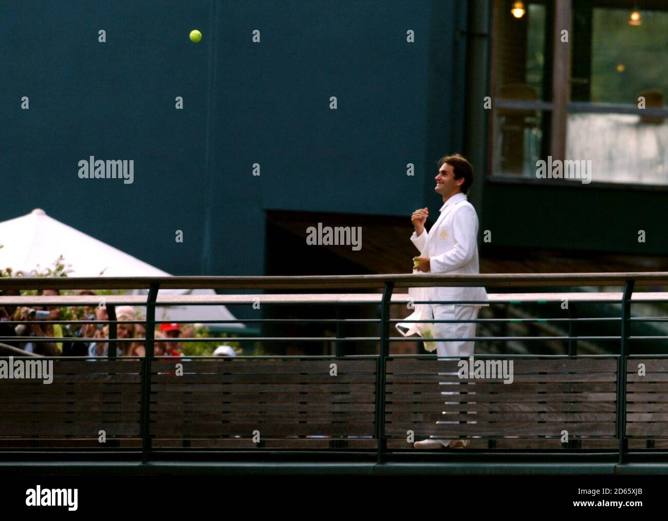 Roger Federer lance des balles de tennis à ses fans ci-dessous Banque D'Images